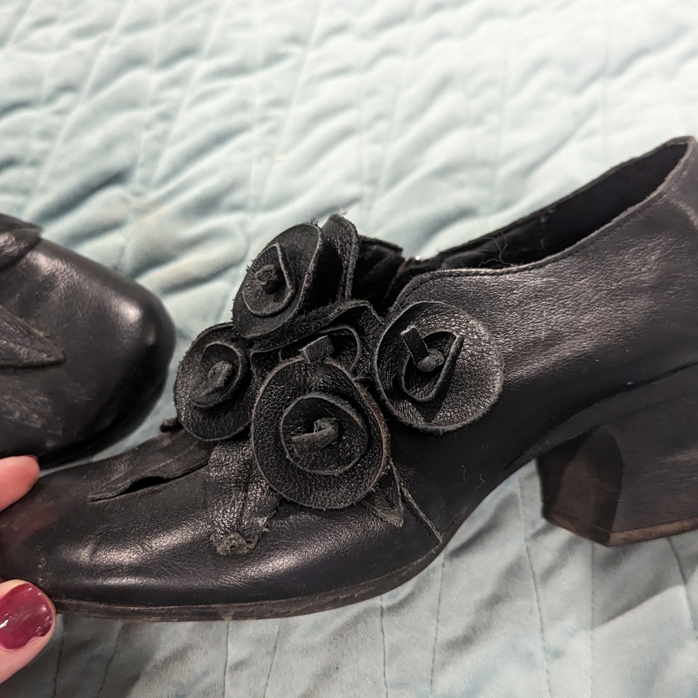 Women's black leather bootie